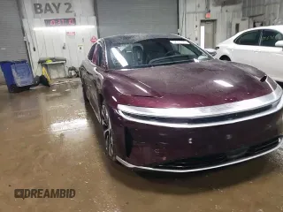 2022 Lucid Air Grand Touring z VIN 50EA1GBA0NA001260, wystawiony jako Copart lot #52131155 z przebiegiem 25 673 mil mil oraz Szkody całkowita. Historia ofert i sprzedaży dostępna na DreamBid. Obrazek 14.