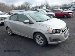 2014 Chevrolet Sonic LS z VIN 1G1JA5SG4E4144989, wystawiony jako IAAI lot #41638629 z przebiegiem 52 440 mil mil oraz . Historia ofert i sprzedaży dostępna na DreamBid. Obrazek 1.