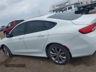 2015 Chrysler 200 S z VIN 1C3CCCBB6FN749700, wystawiony jako IAAI lot #42083999 z przebiegiem 122 143 mil mil oraz . Historia ofert i sprzedaży dostępna na DreamBid. Obrazek 14.