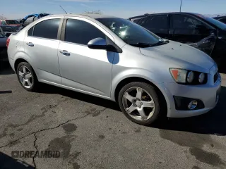 2015 Chevrolet Sonic LTZ z VIN 1G1JE5SBXF4100957, wystawiony jako Copart lot #46515715 z przebiegiem 117 258 mil mil oraz Czysty tytuł • Clean title. Historia ofert i sprzedaży dostępna na DreamBid. Obrazek 4.