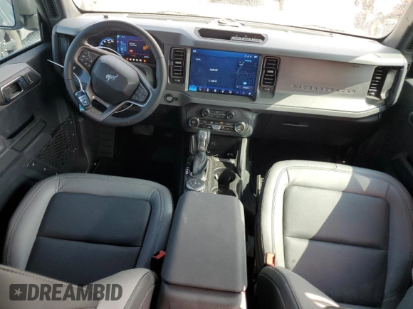 2024 Ford Bronco Big Bend z VIN 1FMDE7BH9RLB23320, wystawiony jako Copart lot #55490395 z przebiegiem 2 225 mil mil oraz Szkoda całkowita • Salvage title. Historia ofert i sprzedaży dostępna na DreamBid. Obrazek 8.