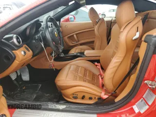 2014 Ferrari California z VIN ZFF65TJA9E0196713, wystawiony jako Copart lot #73682984 z przebiegiem Nie podano mil oraz Nie do naprawy. Historia ofert i sprzedaży dostępna na DreamBid. Obrazek 7.