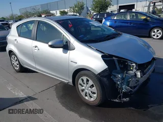 2014 Toyota Prius One z VIN JTDKDTB32E1065570, wystawiony jako IAAI lot #42293788 z przebiegiem 110 001 mil mil oraz . Historia ofert i sprzedaży dostępna na DreamBid. Obrazek 1.
