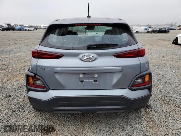 2021 Hyundai Kona SE z VIN KM8K12AAXMU610006, wystawiony jako Copart lot #50434295 z przebiegiem 43 853 mil mil oraz Szkoda całkowita • Salvage title. Historia ofert i sprzedaży dostępna na DreamBid. Obrazek 6.