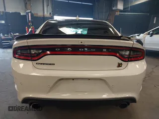 2019 Dodge Charger Scat Pack z VIN 2C3CDXGJ4KH674406, wystawiony jako IAAI lot #42083857 z przebiegiem 54 510 mil mil oraz . Historia ofert i sprzedaży dostępna na DreamBid. Obrazek 16.