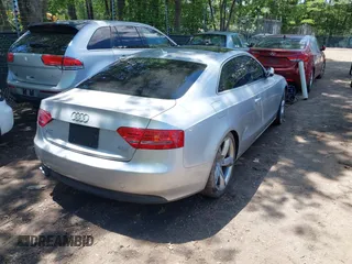 2012 Audi A5 Premium Plus z VIN WAULFAFR7CA027599, wystawiony jako IAAI lot #42201693 z przebiegiem 126 866 mil mil oraz . Historia ofert i sprzedaży dostępna na DreamBid. Obrazek 4.