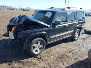 2010 Jeep Commander Sport z VIN 1J4RG4GK1AC157208, wystawiony jako IAAI lot #41485944 z przebiegiem 155 541 mil mil oraz . Historia ofert i sprzedaży dostępna na DreamBid. Obrazek 2.