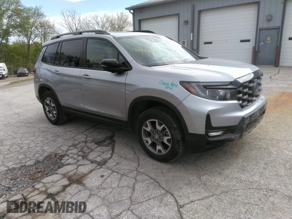 2023 Honda Passport TrailSport z VIN 5FNYF8H6XPB044222, wystawiony jako IAAI lot #42134331 z przebiegiem 19 026 mil mil oraz . Historia ofert i sprzedaży dostępna na DreamBid. Obrazek 1.