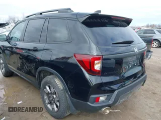 2022 Honda Passport TrailSport z VIN 5FNYF8H60NB011632, wystawiony jako IAAI lot #41779705 z przebiegiem 42 038 mil mil oraz . Historia ofert i sprzedaży dostępna na DreamBid. Obrazek 3.