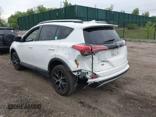 2017 Toyota RAV4 SE z VIN 2T3JFREV3HW695013, wystawiony jako IAAI lot #42232518 z przebiegiem 68 454 mil mil oraz . Historia ofert i sprzedaży dostępna na DreamBid. Obrazek 3.