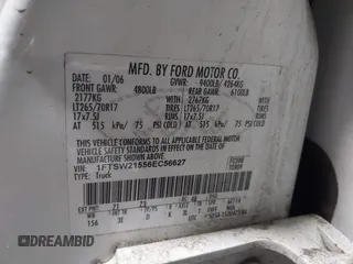 2006 Ford F-250 XL z VIN 1FTSW21556EC56627, wystawiony jako IAAI lot #41587563 z przebiegiem 201 723 mil mil oraz . Historia ofert i sprzedaży dostępna na DreamBid. Obrazek 9.