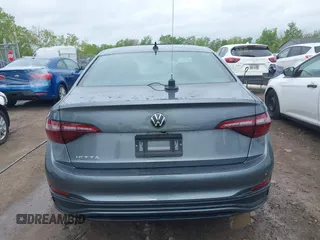 2024 Volkswagen Jetta Sport z VIN 3VWBM7BUXRM034024, wystawiony jako IAAI lot #42242892 z przebiegiem 7 996 mil mil oraz . Historia ofert i sprzedaży dostępna na DreamBid. Obrazek 17.