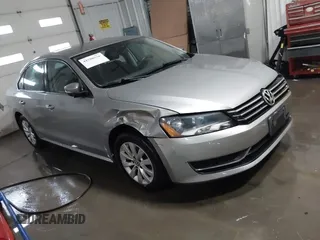 2013 Volkswagen Passat S z VIN 1VWAH7A34DC110422, wystawiony jako IAAI lot #41500526 z przebiegiem 128 188 mil mil oraz . Historia ofert i sprzedaży dostępna na DreamBid. Obrazek 1.