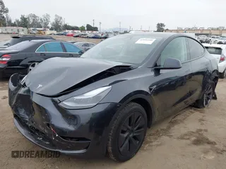2025 Tesla Model Y Long Range z VIN 7SAYGDED8SF259764, wystawiony jako IAAI lot #42095888 z przebiegiem 2 685 mil mil oraz . Historia ofert i sprzedaży dostępna na DreamBid. Obrazek 18.