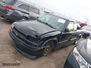 2002 Chevrolet S-10 LS with VIN 1GCCS19W028104982, listed as a IAAI auction lot 42017925 with 114,564 mi miles. Bid and sale history available at carsss.com. Image 2.