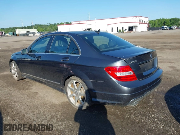 2014 Mercedes-Benz C 250 Sport z VIN WDDGF4HB2EG241072, wystawiony jako IAAI lot #42553128 z przebiegiem 106 726 mil mil oraz . Historia ofert i sprzedaży dostępna na DreamBid. Obrazek 3.