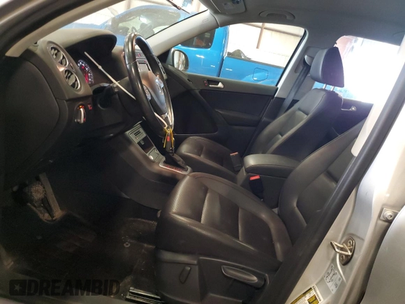 2017 Volkswagen Tiguan S z VIN WVGAV7AX9HW501192, wystawiony jako Copart lot #58719315 z przebiegiem 97 207 mil mil oraz Czysty tytuł • Clean title. Historia ofert i sprzedaży dostępna na DreamBid. Obrazek 7.