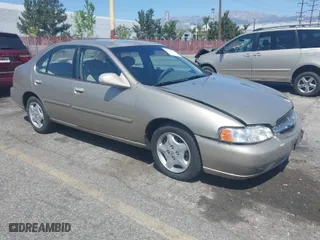 2000 Nissan Altima XE with VIN 1N4DL01D3YC197921, listed as a IAAI auction lot 41953585 with 84,233 mi miles. Bid and sale history available at carsss.com. Image 1.