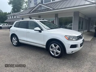 2013 Volkswagen Touareg Lux z VIN WVGEF9BP3DD005660, wystawiony jako IAAI lot #42463361 z przebiegiem 145 056 mil mil oraz . Historia ofert i sprzedaży dostępna na DreamBid. Obrazek 1.