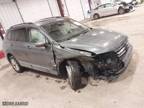 2018 Volkswagen Tiguan SEL with VIN 3VV3B7AX9JM125297, listed as a IAAI auction lot 41983886 with 82,429 mi miles. Bid and sale history available at carsss.com. Image 1.