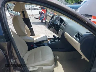 2011 Volkswagen Jetta SE with VIN 3VWDZ7AJ8BM054070, listed as a IAAI auction lot 42430921 with 172,852 mi miles and . Bid and sale history available at DreamBid. Image 5.