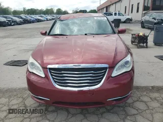 2014 Chrysler 200 Touring z VIN 1C3CCBBG5EN114195, wystawiony jako Copart lot #55720135 z przebiegiem 142 203 mil mil oraz Szkoda całkowita • Salvage title. Historia ofert i sprzedaży dostępna na DreamBid. Obrazek 5.
