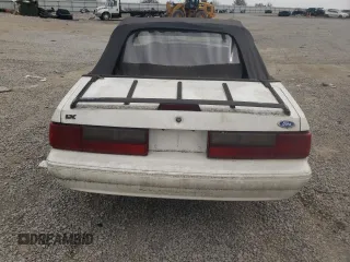 1993 Ford Mustang z VIN 1FACP44M1PF202775, wystawiony jako Copart lot #49049695 z przebiegiem 7 901 mil mil oraz Czysty tytuł • Clean title. Historia ofert i sprzedaży dostępna na DreamBid. Obrazek 6.