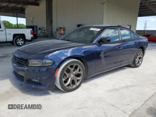 2015 Dodge Charger SXT z VIN 2C3CDXHG1FH889816, wystawiony jako Copart lot #57415355 z przebiegiem 120 234 mil mil oraz Szkoda całkowita • Salvage title. Historia ofert i sprzedaży dostępna na DreamBid. Obrazek 1.