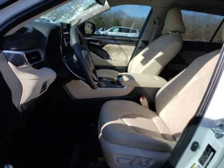2024 Toyota Highlander LE z VIN 5TDKDRBH5RS569375, wystawiony jako Copart lot #48847105 z przebiegiem 7 103 mil mil oraz Szkoda całkowita • Salvage title. Historia ofert i sprzedaży dostępna na DreamBid. Obrazek 7.