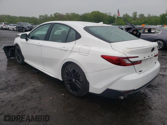 2025 Toyota Camry LE z VIN 4T1DAACK4SU061120, wystawiony jako Copart lot #55996285 z przebiegiem 5 025 mil mil oraz Szkoda całkowita • Salvage title. Historia ofert i sprzedaży dostępna na DreamBid. Obrazek 2.