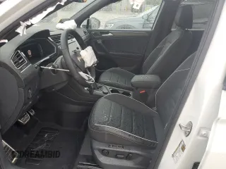 2024 Volkswagen Tiguan SEL R-Line с VIN 3VV4B7AXXRM177585, выставлен на аукционе Copart как лот 56230755 с пробегом 4 259 миль миль и Списание • Salvage title. История ставок и продаж доступна на DreamBid. Изображение 7.