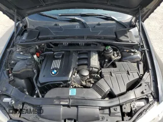 2011 BMW 3 Series 328i xDrive z VIN WBAPK7C56BA970180, wystawiony jako Copart lot #60878415 z przebiegiem 144 218 mil mil oraz Czysty tytuł • Clean title. Historia ofert i sprzedaży dostępna na DreamBid. Obrazek 11.