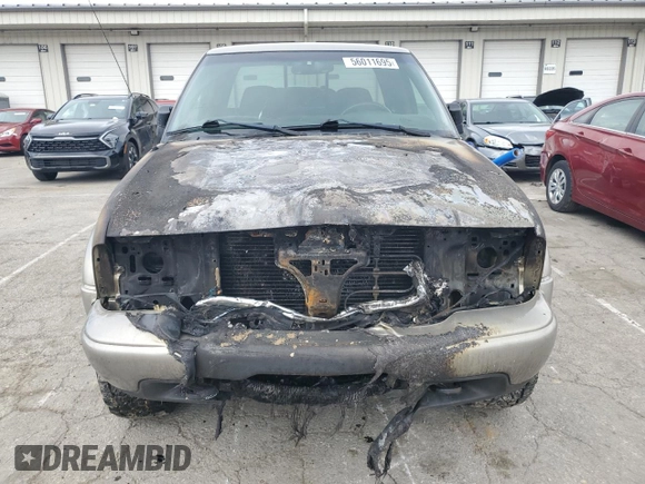 2003 GMC Sonoma SLS z VIN 1GTCT19X938201721, wystawiony jako Copart lot #56011695 z przebiegiem Nie podano mil oraz Nie do naprawy. Historia ofert i sprzedaży dostępna na DreamBid. Obrazek 5.