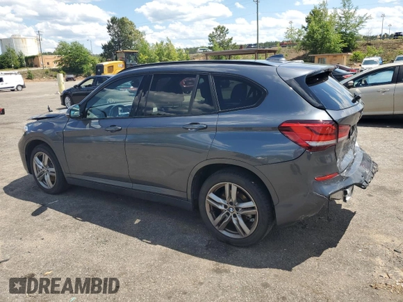 2021 BMW X1 sDrive28i z VIN WBXJG7C00M5T64693, wystawiony jako Copart lot #54013925 z przebiegiem 26 075 mil mil oraz Szkody całkowita. Historia ofert i sprzedaży dostępna na DreamBid. Obrazek 2.