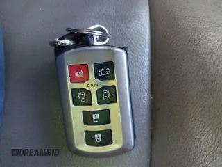 2015 Toyota Sienna XLE с VIN 5TDYK3DC1FS577192, выставлен на аукционе IAAI как лот 41823635 с пробегом 84 858 миль миль и . История ставок и продаж доступна на DreamBid. Изображение 11.