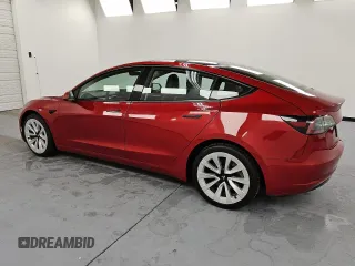 2022 Tesla Model 3 z VIN 5YJ3E1EA2NF289980, wystawiony jako Copart lot #55449825 z przebiegiem 90 137 mil mil oraz Szkoda całkowita • Salvage title. Historia ofert i sprzedaży dostępna na DreamBid. Obrazek 2.