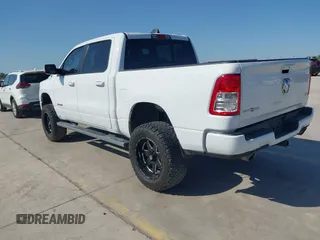 2019 Ram 1500 Big Horn z VIN 1C6RREFT3KN717033, wystawiony jako IAAI lot #41956116 z przebiegiem 37 029 mil mil oraz . Historia ofert i sprzedaży dostępna na DreamBid. Obrazek 3.