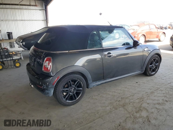 2013 MINI Convertible S z VIN WMWZP3C56DT705270, wystawiony jako Copart lot #62717625 z przebiegiem 85 388 mil mil oraz Czysty tytuł • Clean title. Historia ofert i sprzedaży dostępna na DreamBid. Obrazek 3.
