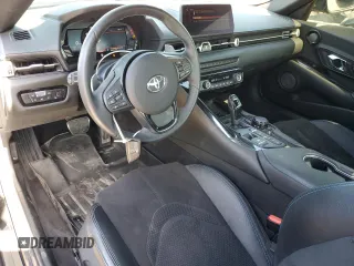 2021 Toyota Supra 3.0 z VIN WZ1DB0C01MW036730, wystawiony jako Copart lot #57497785 z przebiegiem 15 285 mil mil oraz Szkoda całkowita • Salvage title. Historia ofert i sprzedaży dostępna na DreamBid. Obrazek 8.