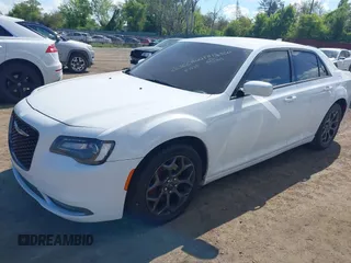 2015 Chrysler 300 S z VIN 2C3CCAGG6FH736320, wystawiony jako IAAI lot #42270198 z przebiegiem 131 549 mil mil oraz . Historia ofert i sprzedaży dostępna na DreamBid. Obrazek 2.