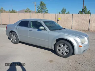 2005 Chrysler 300 z VIN 2C3AK53G25H653389, wystawiony jako IAAI lot #42482526 z przebiegiem 314 939 mil mil oraz . Historia ofert i sprzedaży dostępna na DreamBid. Obrazek 1.