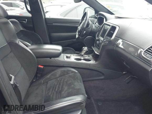 2017 Jeep Grand Cherokee SRT z VIN 1C4RJFDJ7HC683240, wystawiony jako IAAI lot #41919995 z przebiegiem 122 030 mil mil oraz . Historia ofert i sprzedaży dostępna na DreamBid. Obrazek 5.