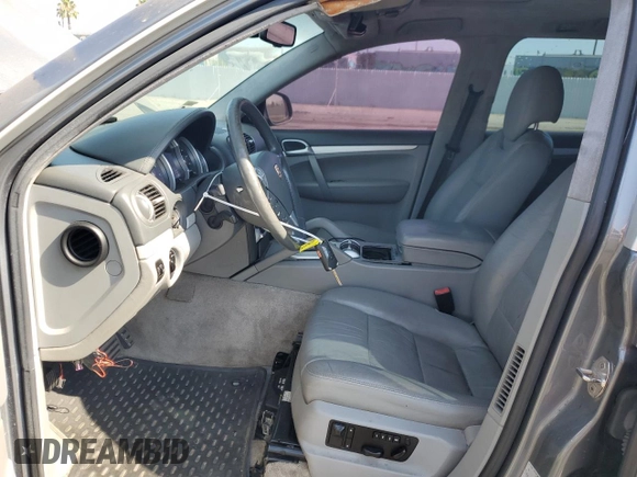 2005 Porsche Cayenne Turbo z VIN WP1AC29P65LA91187, wystawiony jako Copart lot #65861054 z przebiegiem 186 084 mil mil oraz Szkoda całkowita • Salvage title. Historia ofert i sprzedaży dostępna na DreamBid. Obrazek 7.