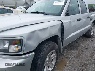 2010 Dodge Dakota Bighorn/Lonestar z VIN 1D7CW3GK4AS140049, wystawiony jako IAAI lot #42231805 z przebiegiem 149 489 mil mil oraz . Historia ofert i sprzedaży dostępna na DreamBid. Obrazek 6.