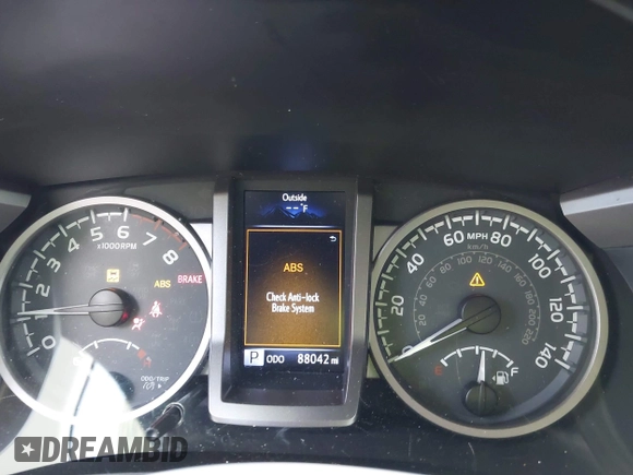 2017 Toyota Tacoma SR5 z VIN 3TMAZ5CN8HM045727, wystawiony jako IAAI lot #41962213 z przebiegiem 88 042 mil mil oraz . Historia ofert i sprzedaży dostępna na DreamBid. Obrazek 7.