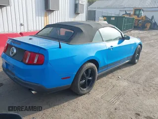 2011 Ford Mustang V6 z VIN 1ZVBP8EM4B5110048, wystawiony jako IAAI lot #42104845 z przebiegiem 141 294 mil mil oraz . Historia ofert i sprzedaży dostępna na DreamBid. Obrazek 4.