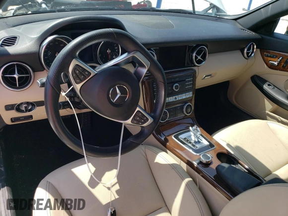 2018 Mercedes-Benz SLC 300 z VIN WDDPK3JA6JF152323, wystawiony jako Copart lot #51812223 z przebiegiem 24 861 mil mil oraz . Historia ofert i sprzedaży dostępna na DreamBid. Obrazek 8.