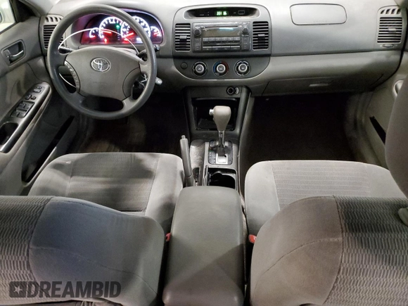 2005 Toyota Camry STD z VIN 4T1BE32K25U070332, wystawiony jako Copart lot #56934795 z przebiegiem 267 925 mil mil oraz Szkoda całkowita • Salvage title. Historia ofert i sprzedaży dostępna na DreamBid. Obrazek 8.