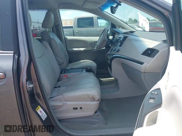 2012 Toyota Sienna LE AAS z VIN 5TDKK3DC9CS252274, wystawiony jako IAAI lot #42553516 z przebiegiem 311 650 mil mil oraz . Historia ofert i sprzedaży dostępna na DreamBid. Obrazek 5.