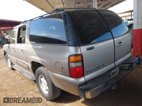 2002 GMC Yukon XL SLT with VIN 1GKFK16Z72J253852, listed as a IAAI auction lot 41606033 with 121,365 mi miles. Bid and sale history available at carsss.com. Image 3.